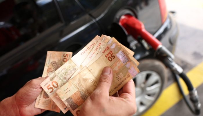 Governo zera impostos federais sobre a gasolina a 16 dias do segundo turno