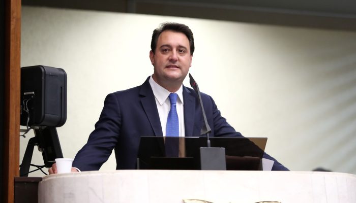Ratinho Junior declara apoio a Flávio Bolsonaro no 2º turno