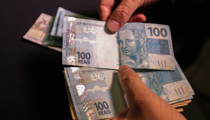 Endividamento das famílias cai pela 1ª vez no ano; inadimplência recua nas menores rendas e cresce nas maiores