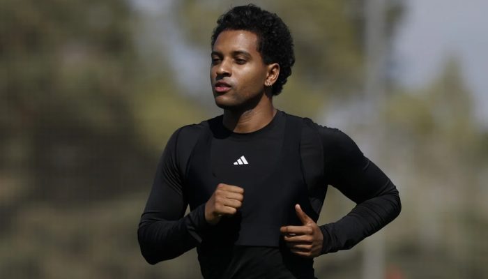 Rodrygo volta a treinar com bola 6 meses após romper o ligamento do joelho