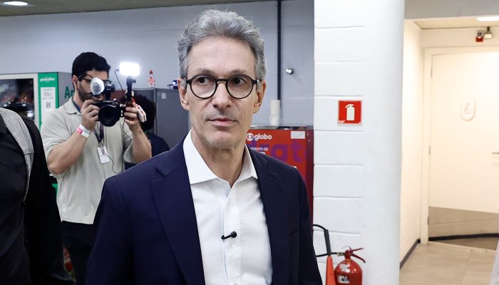 Zema vota com celular na cabine e será investigado pelo TRE-MG