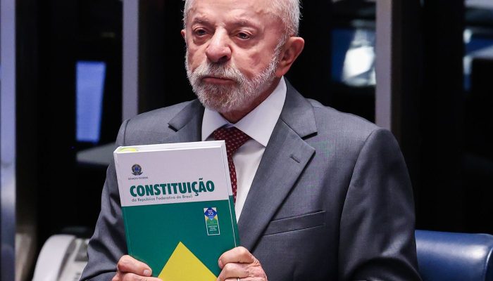 Lula faz campanha em MG e celebra fim da jornada 6x1