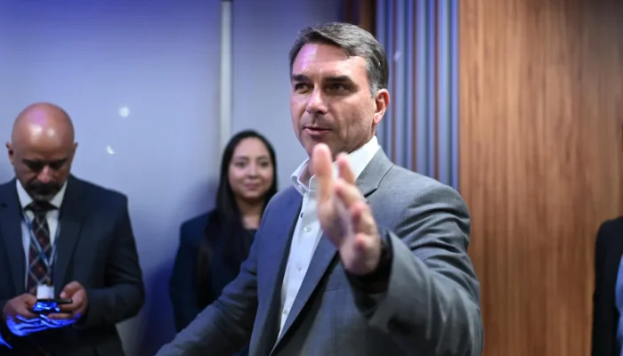 Flávio diz que fim da reeleição vale para ele, mas Congresso define mandato