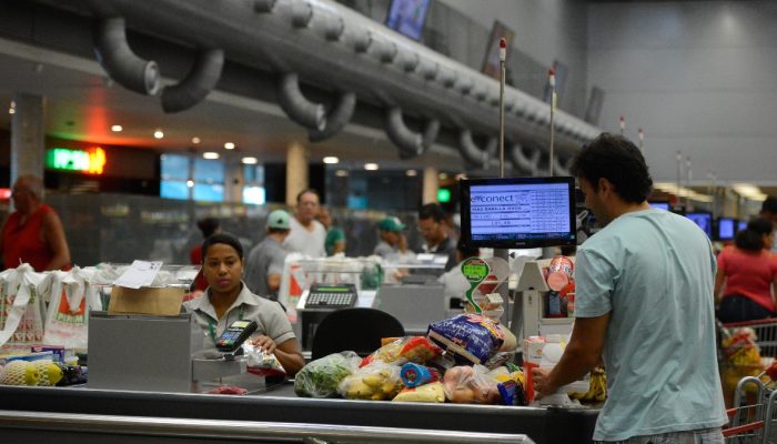 Conta de luz, alimentos e gasolina sobem e pesam na prévia da inflação de setembro
