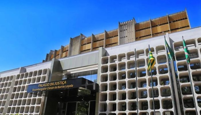Professor que tocava alunas em sala é absolvido de 24 acusações; MP recorre