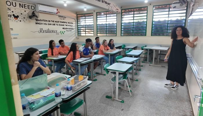 Jovens entram no ensino médio, mas 1 em cada 5 não chega ao diploma