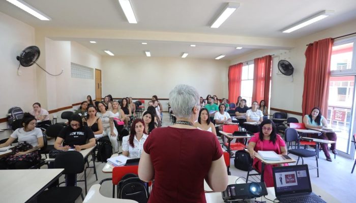 Ensino superior faz renda subir até 110%; veja 20 cursos com mais formados atuando na própria área