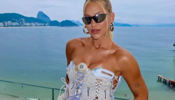 Virginia recebe buquê de flores e cantada após fim do namoro com Vini Jr.