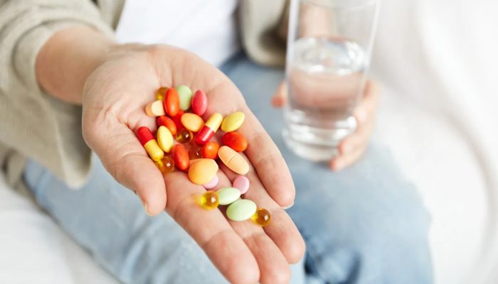 Tomar antibiótico além do tempo recomendado é arriscado e afeta microbiota
