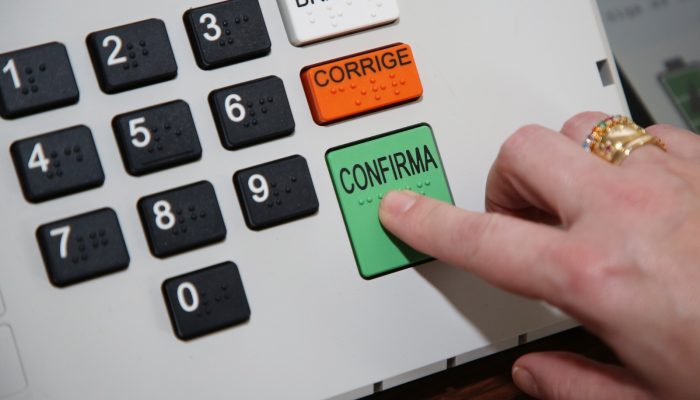 Patrão pode descontar o tempo que você leva para votar? Entenda