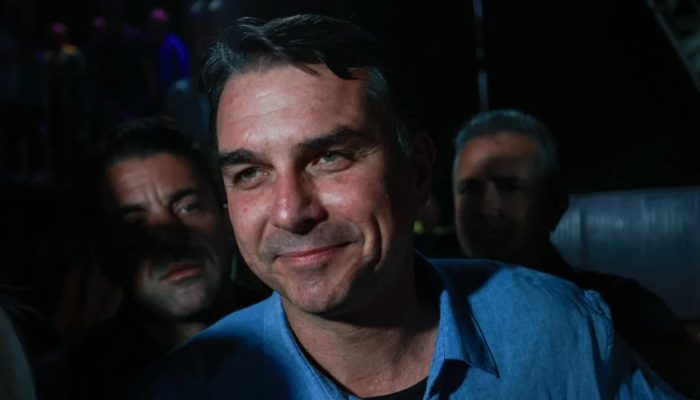 Após apoio da bancada do agro, Flávio promete Ministério da Agricultura