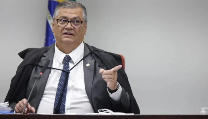 Dino questiona ataques a Estela após decisões sobre debate da Globo