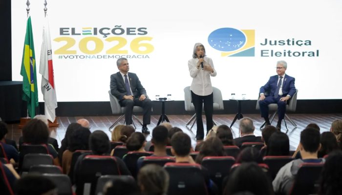 A 2 dias da eleição, Cármen Lúcia fala a estudantes em BH sobre democracia