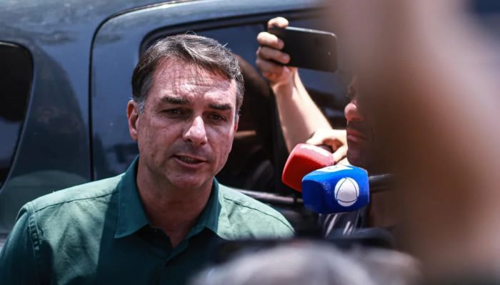 Após 90 dias sem se ver, Flávio e Bolsonaro comemoram resultado do 1º turno
