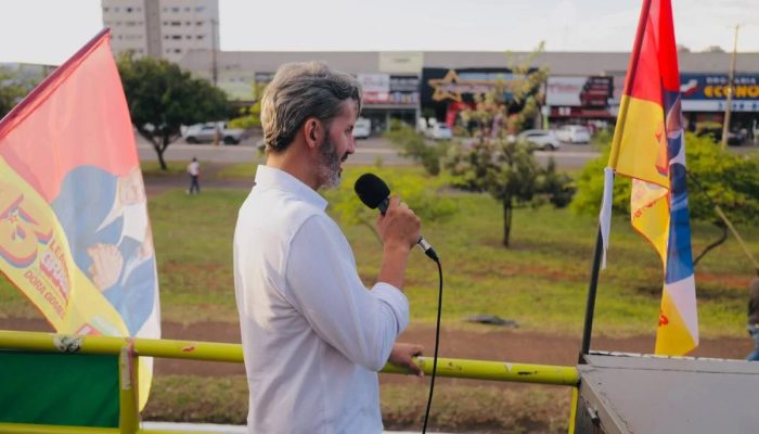 Caminhadas com trio elétrico marcam dia de agenda de Leandro Grass